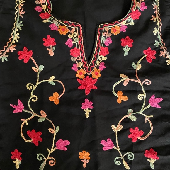 Kurtis and suits for little girls. Sizes range from 12-14 months to size 4. - Picture 7 of 11